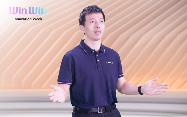 Peng_Song_speaking_Carrier_Cloud_Transformation_Summit_Win_Win_Huawei_Innovation_Week.jpg